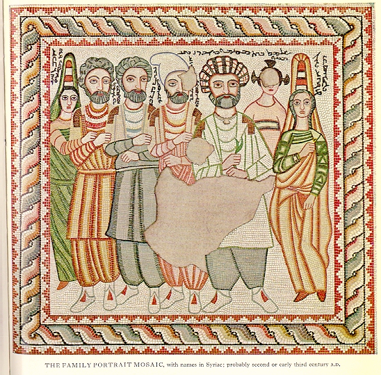 Mosaïque d’Édessa non datée, mais probablement du IIIe siècle, représentant une famille noble, avec les noms de ses membres écrits en Estrangelo. 